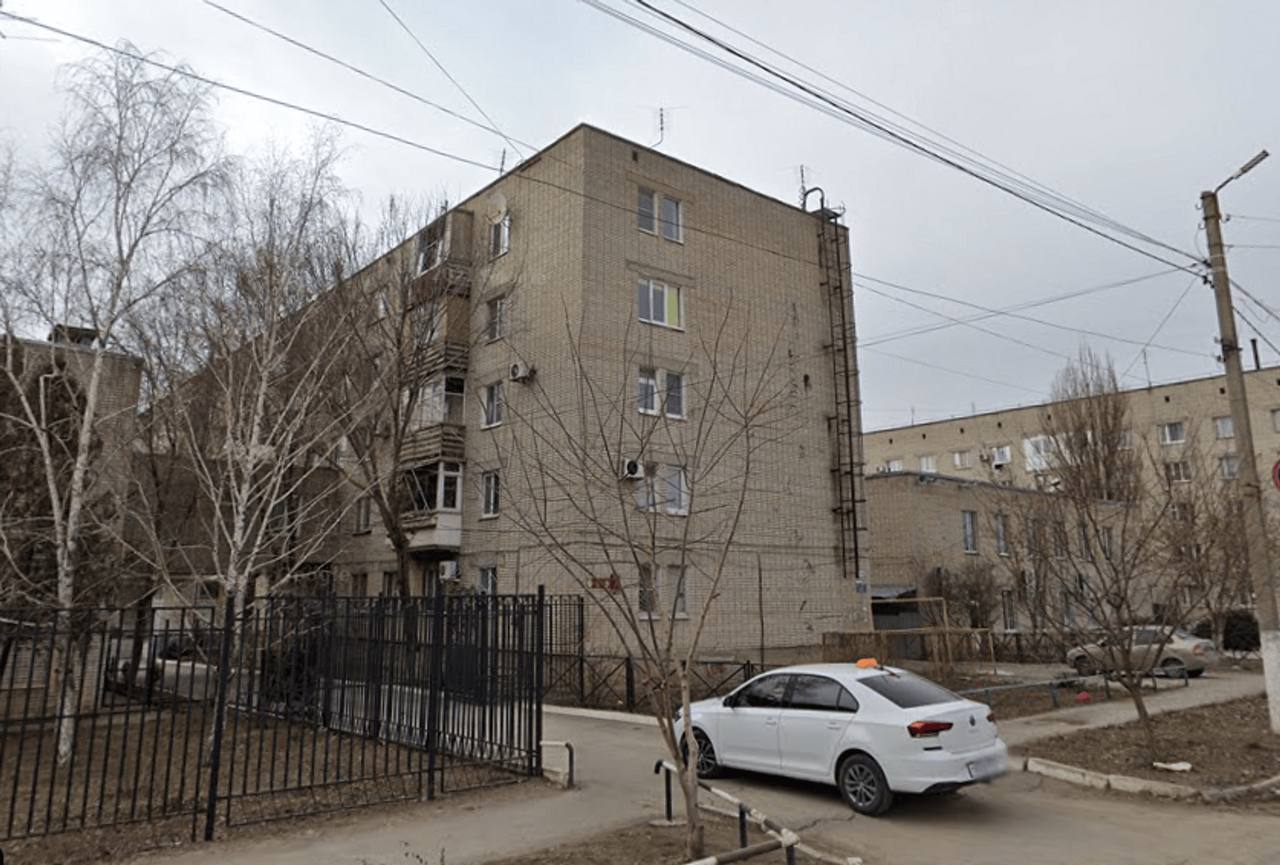 Больше полугода проживающие в Таганроге по адресу переулок 17-й Новый, 3 не могут получить положенное им благоустроенное жилье. После обращения одной из жительниц в СК, Александр Быстрыкин поручил возбудить уголовное дело.   Пятиэтажку, построенную в 1983 году, признали аварийной, жильцов эвакуировали и переселили в пункты временного размещения. В заключении о признании дома аварийным стоит подпись замглавы администрации Таганрога Егора Долматова.  По информации источника   в силовых структурах, проверка СК будет касаться также замглавы администрации Таганрога Егора Долматова, который подписал заключение о признании дома аварийным.  Жильцы сообщили, что Долматов избегал общения с пострадавшими, а также игнорировал их просьбы о встрече, лишь сообщив сразу после выселения, что определят выкупную стоимость, — рассказал собеседник.    Напоминает ситуацию с домом на Кривошлыковском… В 2020 году именно Егор Долматов возглавлял Пролетарский район, где находился скандально-известный дом.