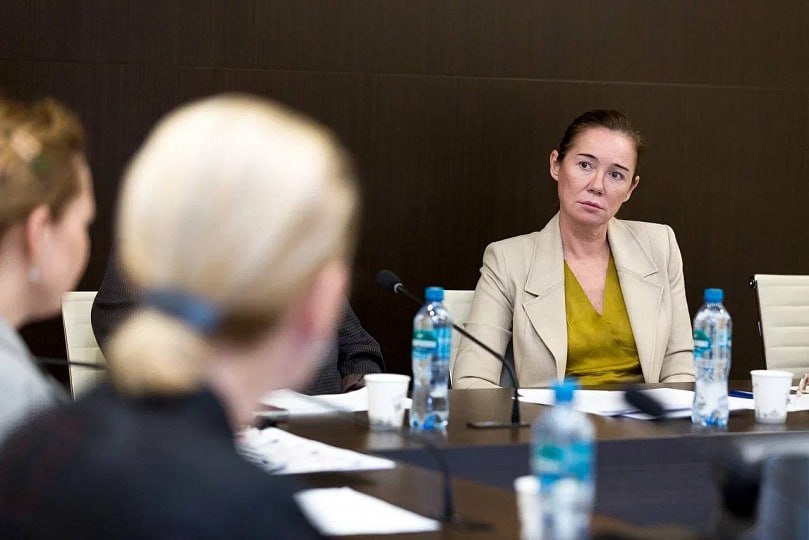 Русский музей Третьяковская галерея и Пушкинский музей представили в Минкультуры России выставки 2026 года В Министерстве культуры Российской Федерации состоялись презентации выставочных планов на 2026 год О своих проектах рассказали крупнейшие художественные музеи страны Государственный Русский музей Государственная Третьяковская галерея и Государственный музей изобразительных искусств им А С Пушкина Презентации заслушала директор Департамента музеев и поддержки циркового искусства Елена Харламова Выставки Русского музея презентовала генеральный директор институции Алла Манилова Как она сообщила в будущем году откроется 21 проект на площадках Русского музея а также 57 выставок по всей России Титульной выставкой станет проект к 210 летию Ивана Айвазовского который откроется в Санкт Петербурге в корпусе Бенуа Более 200 произведений великого мариниста среди которых шедевры первого ряда из коллекции Русского музея Девятый вал Сотворение мира Всемирный потоп Волна будут сопровождать морские артефакты и документы создающие целостный образ творчества художника Гостей музея ждет крупнейшая ретроспектива авангардиста Петра Кончаловского Проект о художнике новаторе будет посвящен его 150 летию Кроме того в рамках национального проекта Семья Русский музей готовит крупную выставку к 150 летию со дня рождения выдающегося русского скульптора Степана Эрьзи В экспозиции представят все произведения мастера из коллекции Русского музея а также его работы из собраний Третьяковской галереи и Музея изобразительных искусств им Эрьзи в Саранске Выставка станет центральным событием юбилея художника после показа в Санкт Петербурге она отправится в другие регионы России Готовится проект посвященный женскому образу в русском искусстве Он откроется в Михайловском дворце и представит 500 произведений Брюллова Репина Сурикова Серебряковой и других мастеров которые создадут многогранный портрет женщины как символа вдохновения силы и любви Выставка объединит живопись скульптуру и декоративно прикладное искусство позволяя увидеть как через века менялись представления о красоте материнстве и духовной глубине Большой проект будет посвящен Ивану Шишкину В экспозицию войдет более 150 произведений которые позволят проследить весь творческий путь великого пейзажиста от ранних работ до шедевров 1890 х годов В основе выставки признанные жемчужины из коллекции Русского музея в том числе Корабельная роща Дубы и Зима Совместно с Ассоциацией художественных музеев России которую возглавил Русский музей готовится проект От Волги до Енисея Шедевры музеев России Он объединит около 400 произведений из коллекций музеев страны и представит панораму национального художественного наследия Более того откроются выставка Душа народа посвященная творчеству Михаила Нестерова и проект Марш энтузиастов об искусстве эпохи соцреализма которые после показа на площадках Русского музея можно будет увидеть в Сергиевом Посаде Ростове Великом Оренбурге и других городах страны Знаковым событием в столице Республики Беларусь Минске станут масштабные Дни Русского музея В программу войдет выставка одного шедевра знаменитого полотна Марка Шагала Прогулка О проектах Третьяковской галереи рассказала генеральный директор музея Елена Проничева Более 30 выставок в Москве и других регионах страны продемонстрируют богатство и многогранность национального художественного наследия от древнерусского искусства до авангарда и современности Два масштабных проекта которые можно будет увидеть в первой половине следующего года в здании на Кадашевской набережной стартуют уже в конце 2025 года Первый выставка Арктика Полюс цвета приуроченная к 500 летию начала освоения Северного морского пути Она расскажет о художественном образе этого региона и о творчестве мастеров работавших за полярным кругом Вторая выставка Архетипы Авангарда предложит по новому взглянуть на русский авангард через призму популярной теории 12 архетипов