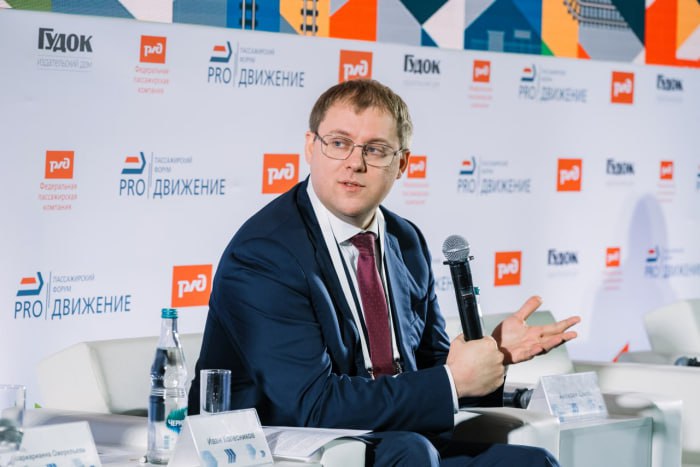 Заместитель генерального директора ОАО РЖД Иван Колесников представил основные достижения отрасли на Пассажирском форуме PRO Движение Одним из ключевых итогов года стал рекорд по пассажироперевозкам   ожидается что к концу 2025 году компания доставит 1 3 миллиарда пассажиров что является максимальным показателем с 2006 года Колесников также указал на успехи в сфере туризма   В этом году поездами путешествовали около 1 4 миллиона туристов что на четверть больше чем в 2024 м Количество регулярных туристских маршрутов увеличилось до 112   Также был поставлен рекорд суточных перевозок на поездах дальнего следования 15 июня было обслужено более 531 тысячи пассажиров   Были организованы специальные транспортные услуги для ветеранов Великой Отечественной войны и акции Поезда Победы открыт новый вокзал в Грозном возвращён на линию знаменитый поезд Буревестник обновлён дизайн поезда Красная стрела PROДвижение