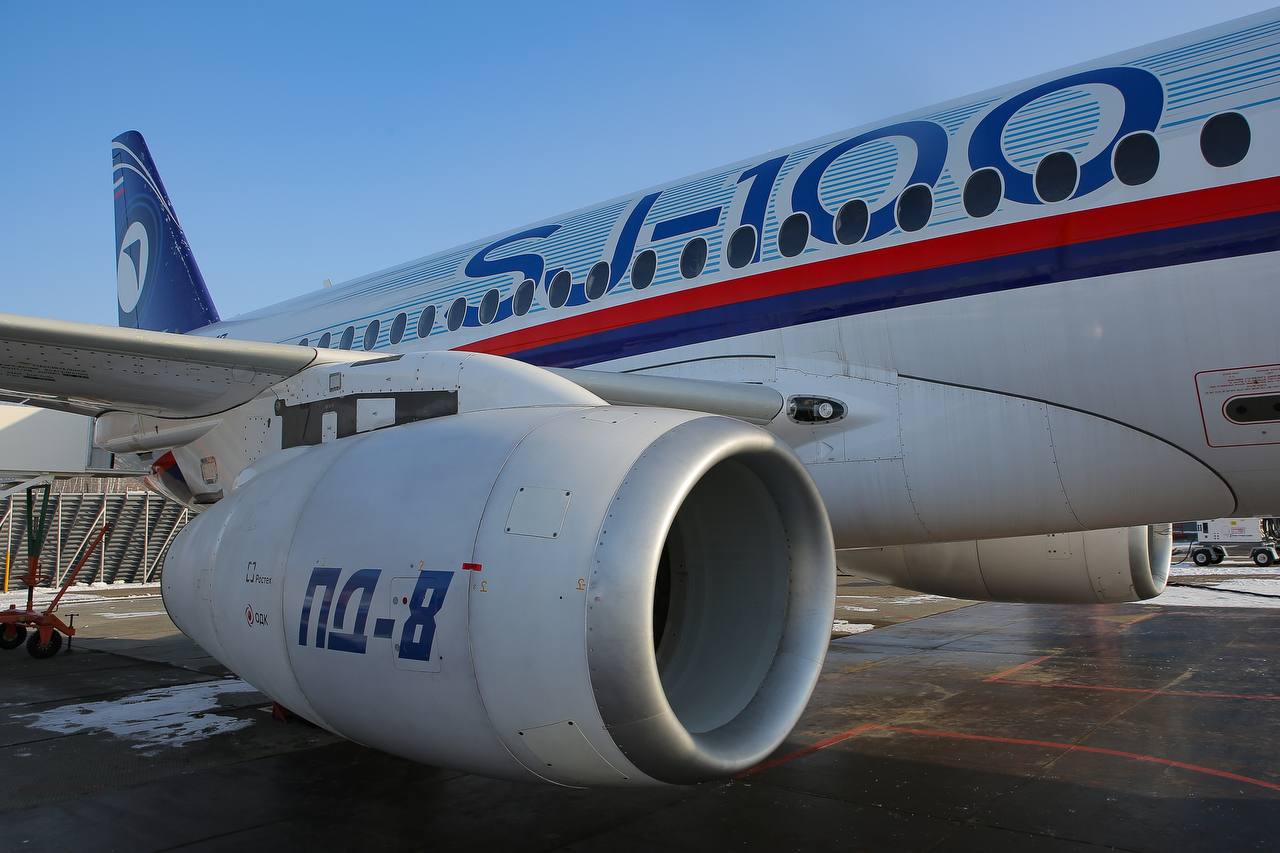 Совершенный авиадвигатель ПД 8 наработал свыше 4 тыс часов и готовится к сертификации на серийное производство Новейший российский двигатель ПД 8 разработанный Объединенной двигателестроительной корпорации Ростеха проходит финальные испытания по сертификации для серийного выпуска Тесты проходят на летающей лаборатории Ил 76ЛЛ и двух самолетах Суперджет 100 Современная разработка позволит создать задел для двигателей ПД 14 которые будут стоять на Суперджетах и амфибии Бе 200 На создание новой силовой установки уходит свыше 12 лет но ОДК смогли реализовать сложный проект за шесть лет Новейшие силовые установки демонстрируют надежную работу на всех режимах а также одними из важнейших испытаний станут полеты в естественных условиях обледенения в Архангельске отметил генеральный директор ОДК Александр Грачев На сегодняшний день опытные образцы двигателей успешно наработали свыше 4 тыс часов подтвердив работоспособность во всех режимах Кроме того Суперджет 100 прошел одно из главных испытаний в бассейне на защиту от воды основной и вспомогательной силовой установки Подписывайся на Голос страны в МАХ