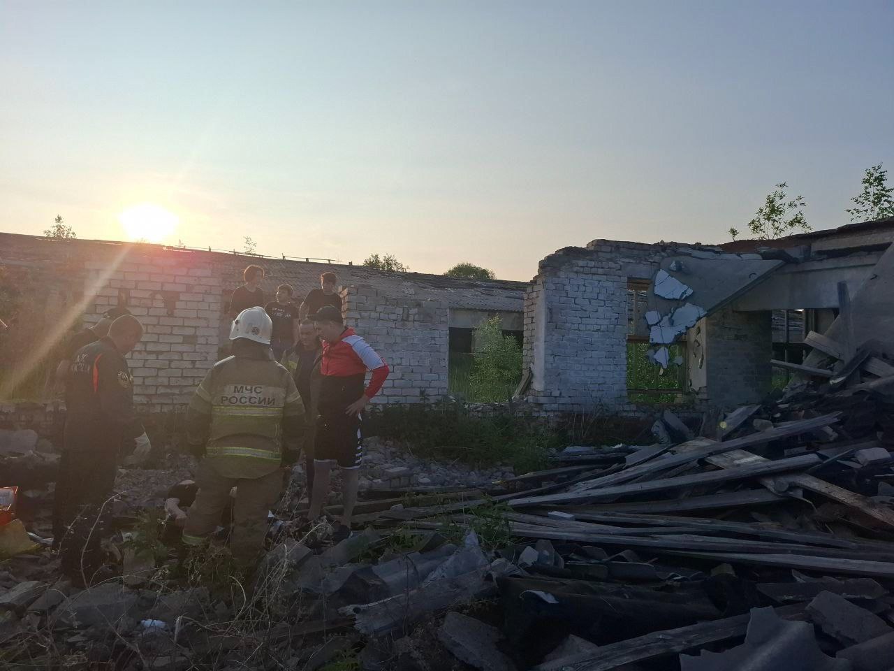 ‼ ЧП в Котельничском районе. В с. Покровское в заброшенном здании животноводческого комплекса обрушилась плита перекрытия, в результате чего пострадал подросток. На место ЧП оперативно выехали глава района, скорая помощь и МЧС. Пострадавшему оказана первая медицинская помощь, подросток доставлен в Котельничскую ЦРБ. фото Сергей Кудреватых