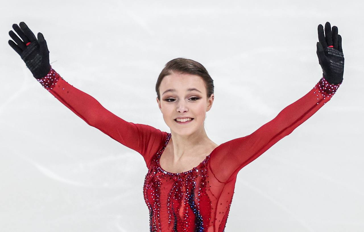 Международный союз конькобежцев ISU утвердил итоги чемпионата Европы по фигурному катанию 2022 года присудив победу россиянке Анне Щербаковой Напомним в прошлом году Спортивный арбитражный суд CAS дисквалифицировал Камилу Валиеву на четыре года за нарушение антидопинговых правил аннулировав ее результаты с 29 января 2024 го включая победу на ЧЕ 2022 В итоге золотую медаль получит Анна Щербакова серебро достанется россиянке Александре Трусовой бронза бельгийке Луне Хендрикс ТАСС Подписаться на Москва 24 Наши каналы Новости в MAX