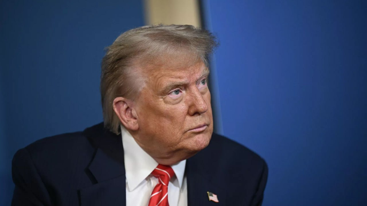 ГОСИЗМЕНА ОБАМУ, КЛИНТОН И БАЙДЕНА ЖДУТ УГОЛОВНЫЕ ДЕЛА, ЗАЯВИЛ ТРАМП Экс-президентов США Барака Обаму и Джо Байдена, а также Хиллари Клинтон ждет привлечение к ответственности из-за фальсификаций о "российском следе" во время выборов в 2016 году, заявил действующий американский лидер Дональд Трамп. "Обама — лидер банды, Барак Хуссейн Обама — попался, его подписи на документах. Байден тоже был там. Тысячи документов еще поступят. Идея была Обамы, но она пришла еще и от фальшивки Хиллари. Мы их поймали!" — сказал он журналистам в Белом доме. Как заявил Трамп, "пришло время ответственности" для людей, которые преследовали его. Президент США заявил, что в "банде" под руководством Обамы состояли Байден и Клинтон — "бывшая жена президента, фальшивая, как банкнота в три доллара". По словам Трампа, еще в 2016 году после поражения на выборах президента могли наступить последствия для Клинтон после опровергнутой теории о "российском следе". "Когда мы поймали Хиллари Клинтон, я сказал: "Давайте не будем заходить слишком далеко — это жена бывшего президента". Я спустил ее с крючка. <...> После того, что они сделали со мной, было это правильным или нет, пора начать преследовать людей", — сказал Трамп. Как добавил хозяин Белого дома, Обама виновен в госизмене. "Они пытались украсть выборы, сделали невообразимые вещи даже для неблагополучных стран. Последствия должны быть серьезными", — указал он. Фото: Getty Images / Pool #аврорамедиа_мир Telegram-экосистема АВРОРА МЕДИА МЕДИА НОВОСТИ РЕГИОН ЛАЙФ СПОРТ ГЕРЛЗ ХАЙТЕК ПЕРСОНЫ ИНСАЙД КРИМИНАЛ МОЛОДОСТЬ LIVE АВРОРА МЕДИА YOUTUBE RUTUBE