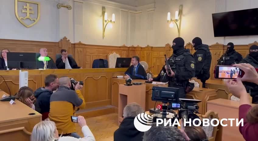 Суд приговорил писателя Юрая Цинтулу к 21 году за покушение на премьер-министра Словакии Роберта Фицо