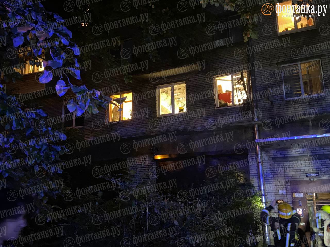 Окна выбило взрывом надувного матраса в квартире на Нахимова. Поспать на мягком не удалось, приехали экстренные службы.  «Чуть ли не как дом качнулся», — делится очевидец.  С крепежа вместе со стеклопакетом слетела даже железная решетка. Все обошлось без пострадавших.  лопнет? не должно