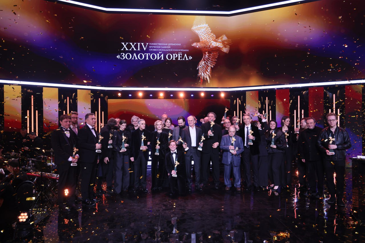 Главный приз премии Золотой орел получил фильм режиссеров Никиты Высоцкого и Ильи Лебедева Август сообщила пресс служба национальной кинонаграды России Фильм был снят по мотивам романа Владимира Богомолова Момент истины ХХIV торжественная церемония вручения премии Золотой орел проходит в первом павильоне киноконцерна Мосфильм Помимо главного приза фильм получил и ряд других наград Так студия компьютерной графики Online VFX Studio была удостоена награды за лучшие визуальные эффекты в фильме Август Премию за лучшую операторскую работу в этом фильме получил Максим Шинкоренко Фото Андрей Любимов РБК РБК в Telegram и MAX