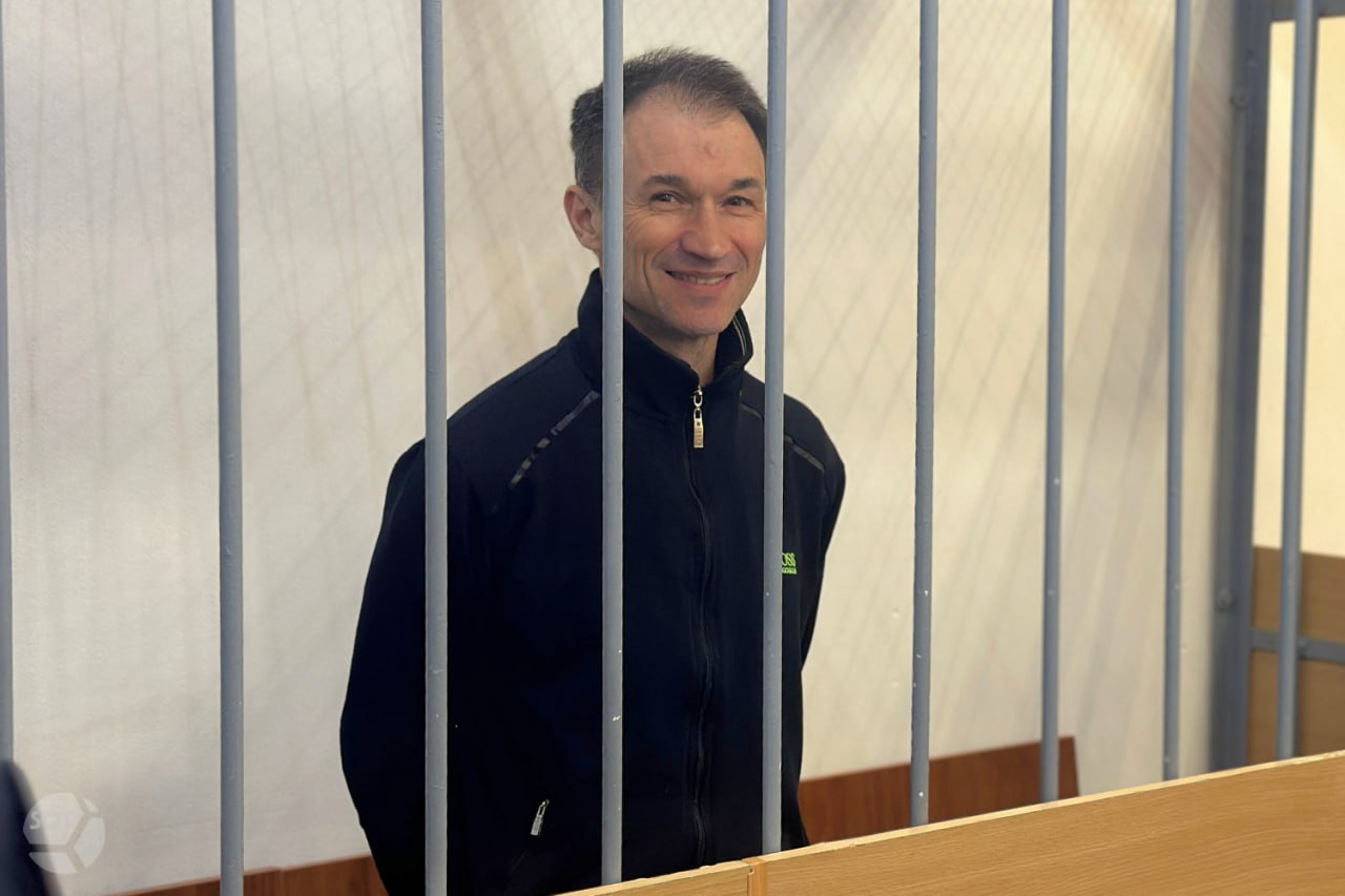 Основателю iGooods запросили 6 лет колонии из за 3500 рублей пожертвований для экстремистского ФБК В Петроградском суде Петербурга продолжаются прения по делу 58 летнего предпринимателя Григория Куниса По версии следствия в 2021 2022 годах бизнесмен перевел платежей по 500 рублей Фонду борьбы с коррупцией признан экстремистским а теперь и террористическим Кунис признал вину сказав что донатил ФБК потому что считал их расследования хорошей журналистской работой без политической оценки Прокурор Михаил Русских заявил что вина Григория Куниса полностью доказана и попросил суд приговорить подсудимого к 6 годам колонии общего режима передает наш корреспондент в суде Григорий Кунис возглавлял Альянс независимых региональных издателей и больше десяти руководил сетью газет Мой район теперь это портал MR7 В 2006 году Кунис стал лауреатом конкурса Медиаменеджер России В 2015 году с братом Дмитрием он основал сервис по доставке продуктов iGooods отчасти предвосхитив эру доставки продуктов и товаров из магазинов и ресторанов Григорий Кунис также был одним из основателей движения Бессмертный полк в Петербурге Фото SOTAvision