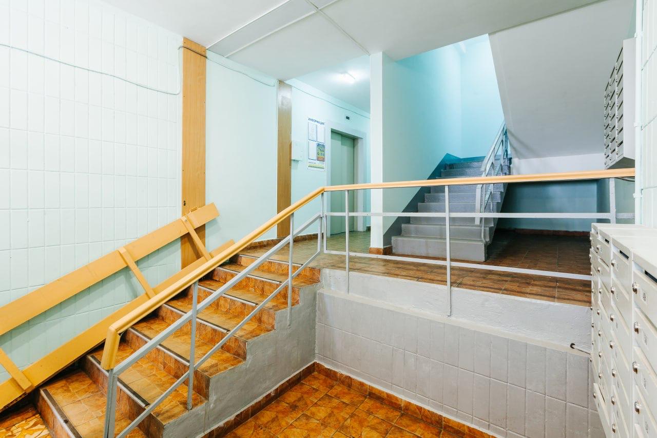 15 7 тыс подъездов отремонтируют в столице При проведении ремонта в подъездах при необходимости обновляют оконные и дверные блоки в холлах и тамбурах Также меняют осветительные приборы и таблички этажности отметил заместитель Мэра Москвы Петр Бирюков Жителей заранее информируют о сроках начала работ Информация размещается на стендах и в местах общего пользования