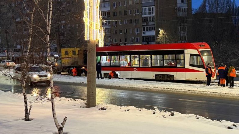 В Самаре утром 14 января с рельсов сошел трамвай №23. Рабочий вторник для некоторых жителей столицы региона, спешащих на работу, начался с аварии. Трамвай, работающий на популярном городском маршруте, сошел с рельсов: