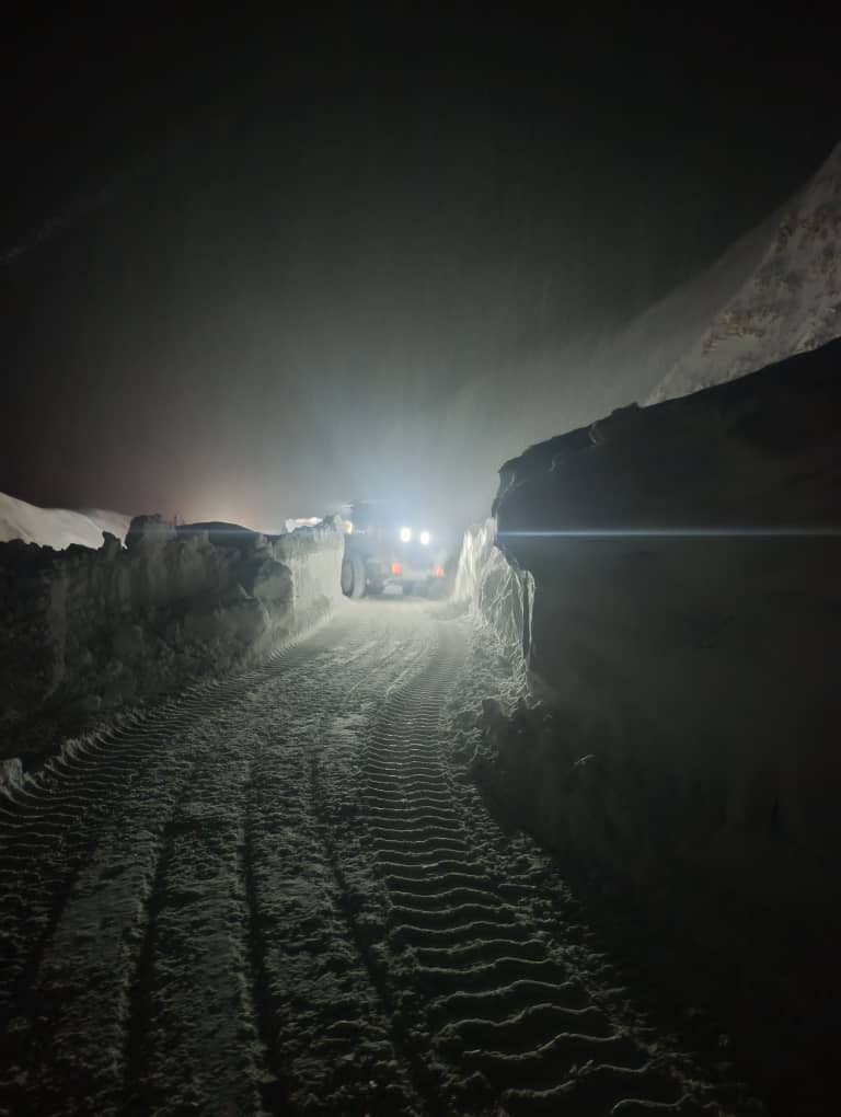 На альтернативной дороге север юг сошла лавина участок закрыт На альтернативной автодороге север юг на участке Арал Казарман сошла снежная лавина По данным МЧС сегодня лавина сошла на 243 296 м километрах трассы В настоящее время объем снежной массы уточняется Движение транспорта на участке полностью перекрыто Дополнительную информацию предоставят позднее 24KG Новости Кыргызстана
