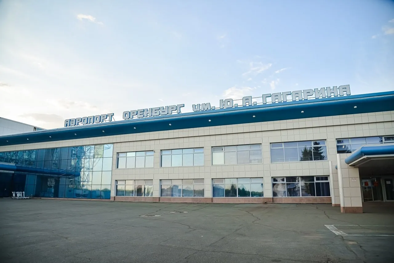 Из Оренбурга возобновляются прямые рейсы в Горно Алтайск Авиакомпания ЮВТ Аэро с 3 мая запускает прямые рейсы из Оренбурга в Горно Алтайск Билеты уже поступили в продажу Полёты будут выполняться два раза в неделю на самолётах CRJ 200 по вторникам в 04 00 по воскресеньям в 12 10 Время в пути составит около 3 5 часов Уточнить расписание можно на сайте аэропорта а приобрести билеты у авиакомпании и официальных агентов Фото Денис Матюхин АО РИА Оренбуржье Читайте нас там где вам удобно На нашем сайте Подписывайтесь в Дзене В Максе В Одноклассниках В ВКонтакте