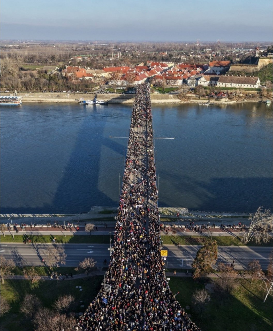 «Три месяца — три моста»: сербские протестующие перекрыли три моста в городе Нови-Сад из-за ноябрьской трагедии  Колонна студентов прибыла в Нови-Сад после 80-километрового марша из Белграда и заблокировала три городских моста через реку Дунай, тем самым остановив движение. К демонстрантам присоединились аграрии, байкеры и ученики средних школ, пишут СМИ.  Протестующие требуют уголовной ответственности для тех, из-за кого 1 ноября 2024 года в городе обрушился козырек железнодорожного вокзала, что унесло жизни 15 человек. На фоне протестов премьер-министр Сербии Милош Вучевич ушел в отставку.  Ранее президент Сербии Александр Вучич заявил, что массовые протесты студентов и оппозиции, проходящие с ноября, связаны с прямой попыткой иностранных спецслужб разрушить страну.  Видео и фото: соцсети       Прислать новость