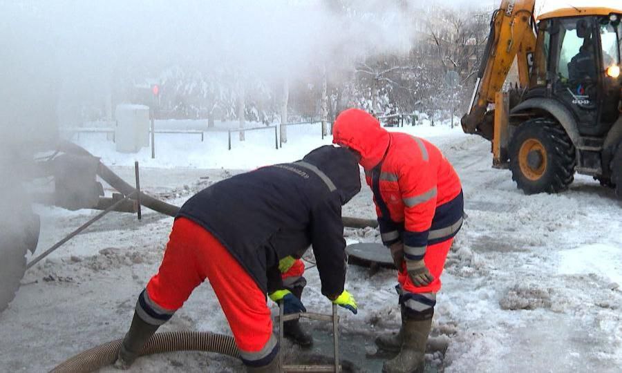 В Холмогорах отремонтируют водопроводные сети    В программу комплексного развития сельских территорий на 2025 год включен ремонт кольцевого водопровода в селе Холмогоры.    На эти цели  направлено порядка 59,6 миллиона рублей, из которых более 58 миллионов – средства федерального бюджета.    Предполагается замена почти трех километров водопровода по улицам Ломоносова и набережной им. Горончаровского. Кроме непосредственной прокладки нового водопровода, заменят пожарные гидранты, запорную арматуру, а также установят новые колодцы.   Сейчас идет подготовка конкурсной документации на определение подрядчика. Заключить контракты с победителем конкурсных процедур необходимо до 1 марта.   Жители села уже давно жаловались на неудовлетворительное состояние сетей, из-за чего возникают аварийные ситуации и нарушение подачи воды.