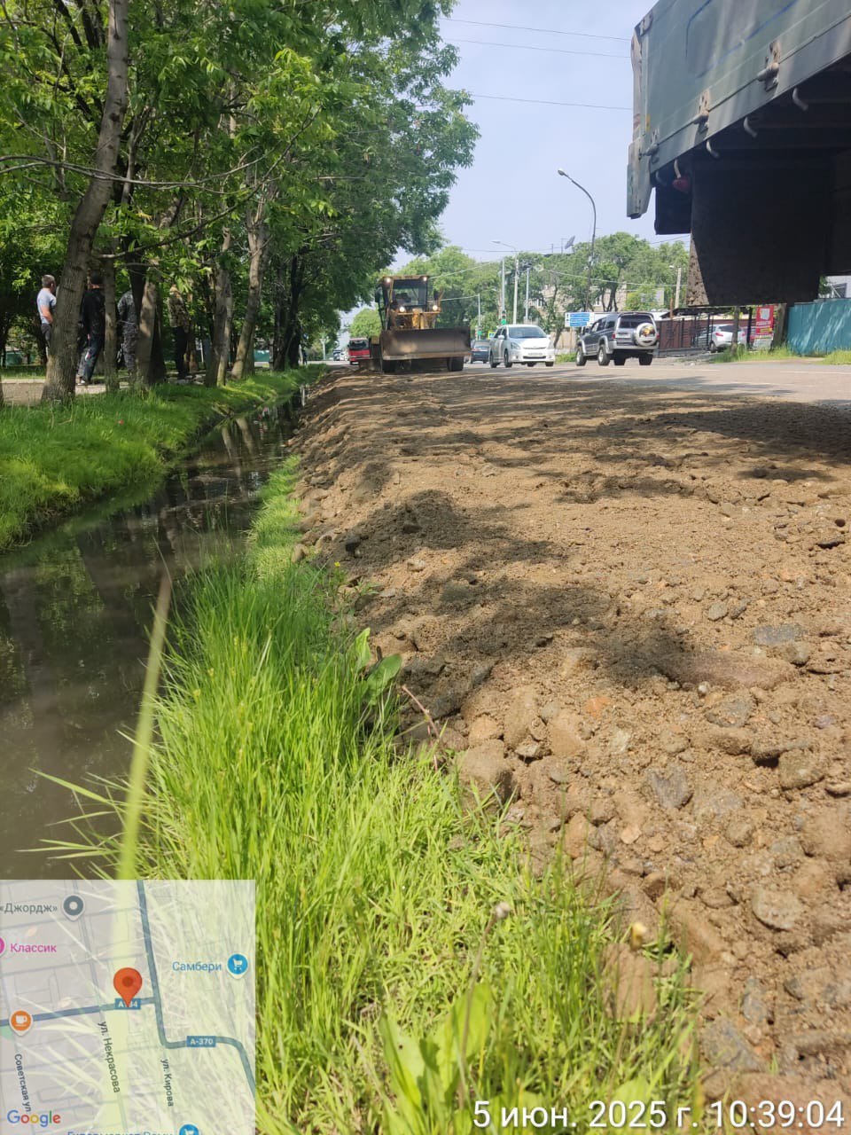 Подсыпка и очистка: какие работы провели на дорогах Уссурийска В Уссурийске продолжаются плановые работы по благоустройству дорожной сети. На улице Комарова выполнена подсыпка обочин, что позволит улучшить безопасность дорожного движения и продлить срок службы дорожного покрытия. В ночное время на улице Комсомольской и кольце на улице Пушкина была проведена механическая очистка дорожного покрытия с помощью специализированной техники. Эти работы выполнялись в ночные часы, чтобы минимизировать неудобства для участников дорожного движения. Напоминаем водителям о необходимости соблюдать осторожность при движении в зоне проведения дорожных работ и обращать внимание на временные дорожные знаки.