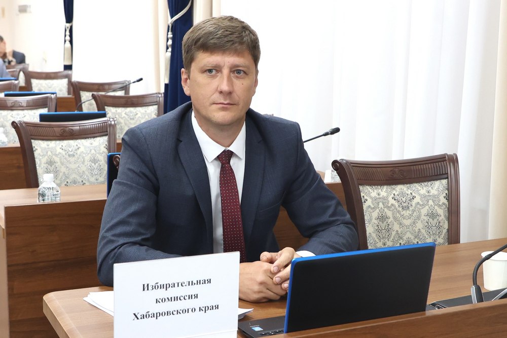 В избирательное законодательство Хабаровского края внесут изменения 04 июня 2025 года документ обсудили на заседании Комитета Законодательной Думы Хабаровского края. Необходимость поправок возникла в связи с изменением федерального законодательства. Мы приводим региональные законы в соответствие с федеральными нормами, - отметил председатель ИКХК Денис Кузьменко. Основные изменения, предусмотренные законопроектом: разделены понятия электронного голосования и дистанционного электронного голосования; уточнён порядок проведения дополнительных выборов депутатов краевой Законодательной Думы, депутатов муниципальных образований. Выборы не будут назначаться и проводиться в год, предшествующий году проведения основных выборов; предусматривается возможность открытия, ведения и закрытия специальных избирательных счетов кандидатов без личного присутствия дистанционно . Норма будет применяться на выборах, назначенных после 01.01.2026. #икхк