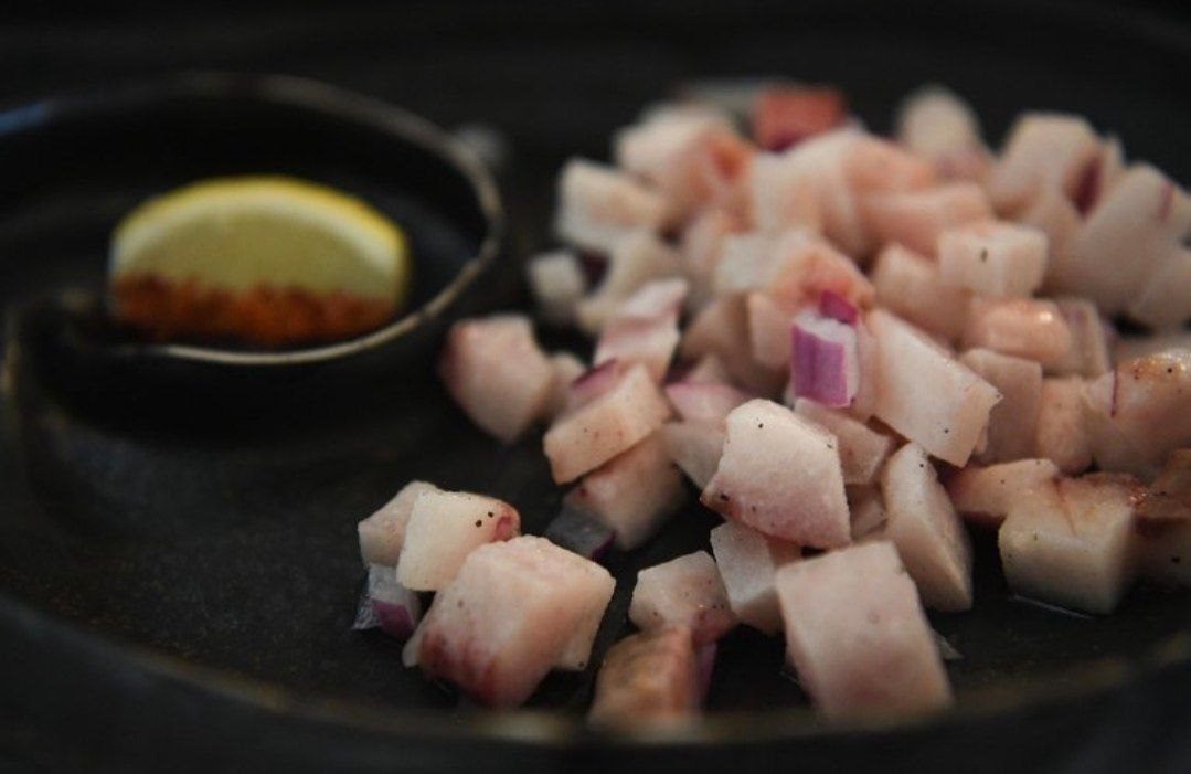 Рыбный салат вытеснил холодец из списка самых непривлекательных блюд русской кухни НовостиРодины из нашей ленты Гастропутеводитель TasteAtlas включил в список самой непривлекательной еды на планете салат из мороженого чира Индигирка он на 65 м месте из ста Фото первых выпускников авиаторов обнаружили в Гатчине среди них Лидия Зверева первая дипломированная русская женщина пилот Останки огромного мамонта выловили рыбаки на Белгородчине Судьбу финских бронеколпаков их массово сдают в пункты приема металлолома в Карелии решил суд В Кронштадте поставят памятник русским морякам которые в 1908 м году первыми пришли на помощь итальянской Мессине после землетрясения Археологи исследуют обнаруженную в Чечне древнюю литейную мастерскую Дом генерала Петра Стенбока взяли под охрану в Петербурге Поисковики установят имя погибшего в Великую Отечественную офицера памятник которому стоит в ростовской степи Больше новостей на сайте Родины rodinargru