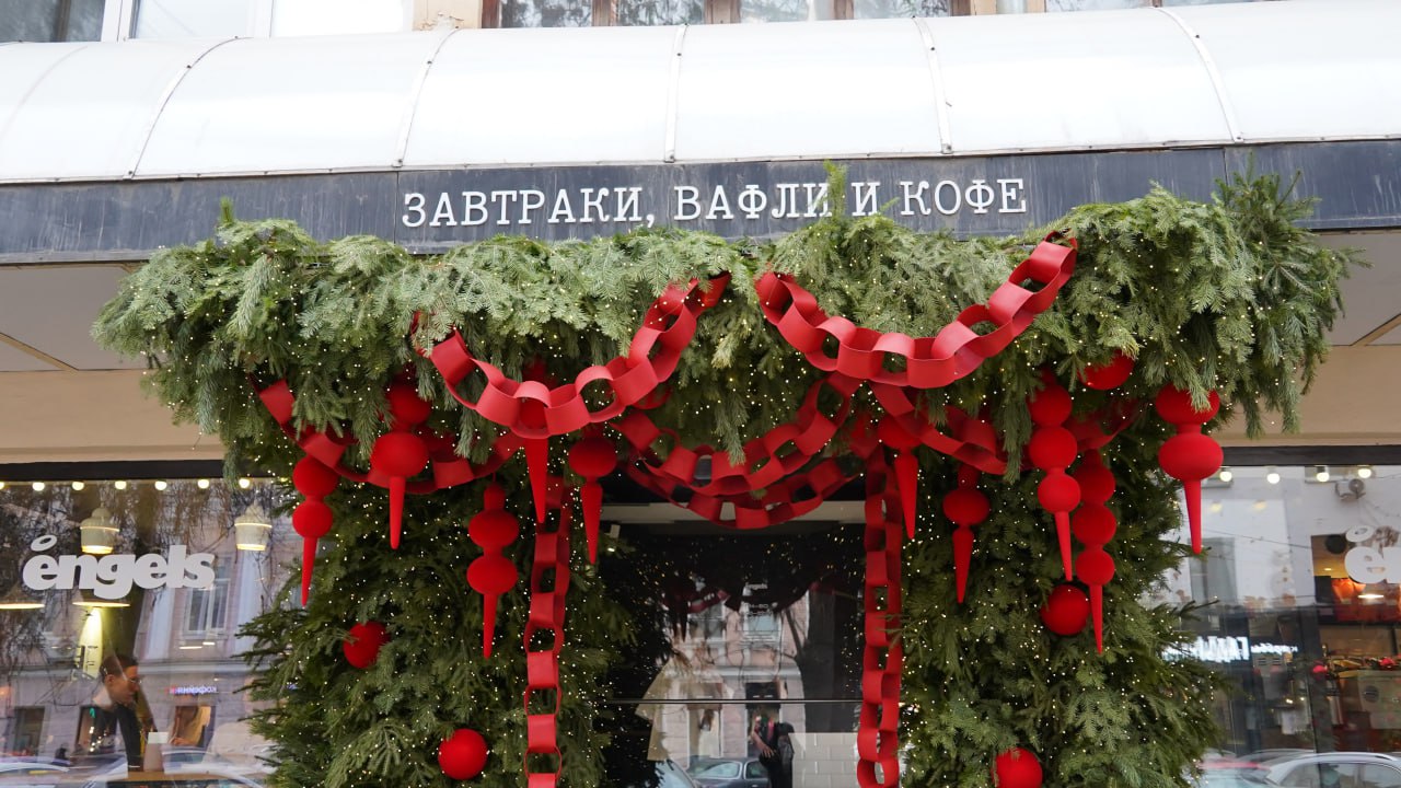 В Екатеринбурге суд по иску Роспотребнадзора на 30 суток закрыл кафе Engels на улице 8 Марта Как сообщили в свердловском управлении надзорного ведомства проверка нашла в кафе множество нарушений санитарных норм Осуществляется хранение пищевой продукции без соответствующей маркировки нарушаются требования к сбору отходов поточности технологических процессов условиям хранения пищевой продукции хранению уборочного инвентаря на объекте отсутствуют средства измерения в холодильном оборудовании необходимые журналы сотрудники предприятия не соблюдают правила личной гигиены говорится в сообщении