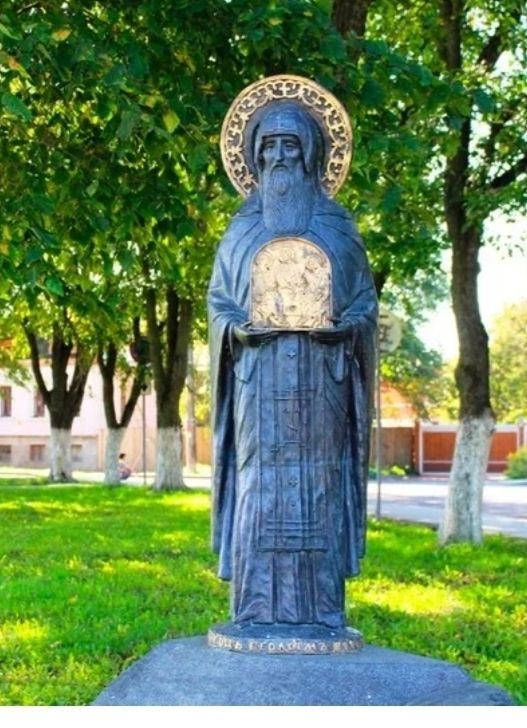 Губернатор Вологодской области Георгий Филимонов рассказал, что в Вологде установят новый памятник Святителю Герасиму, который благословил Вологду и предсказал ей великое будущее 19 августа 1147 года.   Эта дата, впервые упомянутая в летописных источниках, кстати, и считается временем основания областной столицы. Хотя сам город зародился, конечно, раньше.  В 2012 году на пересечения улиц Бурмагина и Маяковского Герасиму установили памятник. Маленький и, скорее, такой "домашний", "камерный". Милый и "уютный". Но не соответствующий масштабу его личности и миссионерским заслугам на Вологодской земле.  "Вместе  с Владыкой Саввой запланировали установку памятника Преподобному Герасиму Вологодскому. Буду держать в курсе", - сообщает губернатор Филимонов.