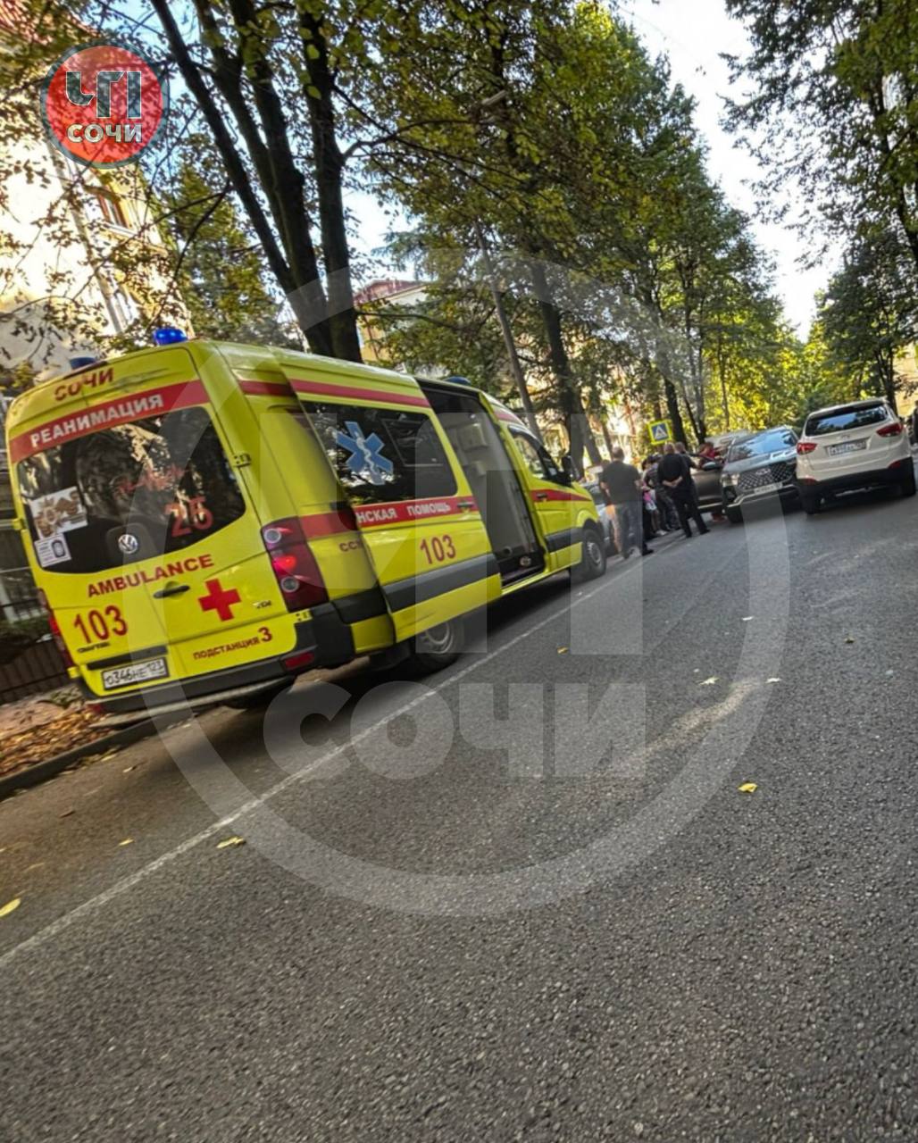 Водителю стало плохо за рулем у он врезался в автомобиль  Авария произошла несколько минут назад, на улице Красноармейская, в Центральном районе города Сочи.  По словам очевидцев, при движении водителю резко стало плохо за рулем и он врезался во встречный автомобиль.  Мужчину долго пытались достать из закрытой машины. Сейчас медики оказывают ему помощь. Движение по улице временно перекрыто.    Подписаться   Поделиться