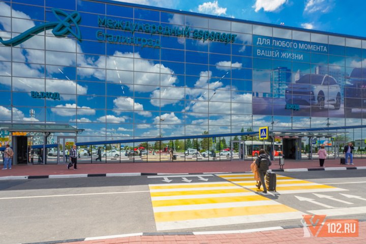 В волгоградском аэропорту «Сталинград» с 1 июля поднимут тарифы на парковку.    По данным пресс-службы воздушной гавани, стоимость часа парковки повысится на 50 рублей и составит 300 рублей. Оставить свою машину на сутки автомобилистам обойдется в 700 рублей вместо 600. Парковка до 48 часов и 72 часов будет стоить 1300 и 1800 рублей, соответственно.   Стоянка продолжительностью до 4 суток будет стоить 2200 рублей, а уже за каждые последующие сутки будет начисляться к этой сумме по 300 рублей.