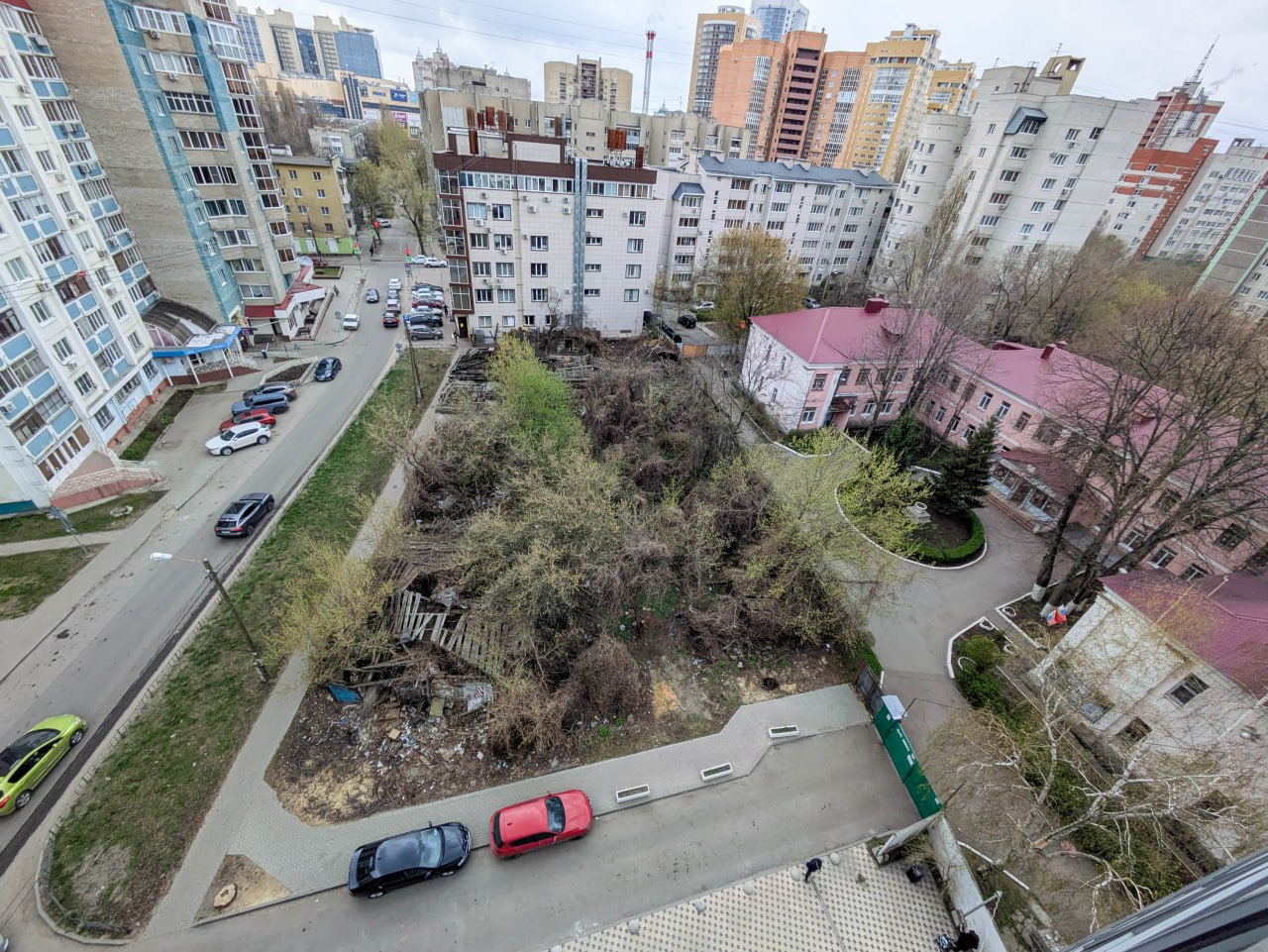 Соседи опасной заброшки в центре Воронежа спустя годы дождались реновации территории Речь идет об участке с двумя заброшенными зданиями в переулке Бакунинский. В редакцию «Площади» обратились люди, живущие по соседству. Они опасаются за безопасность своих детей и питомцев, так как это место притяжения бездомных и криминала однажды там в пожаре погибли двое мужчин без места жительства . «Ходить мимо этой заброшки очень страшно. Я видела там нетрезвого мужчину – неизвестно чего от него ждать. Очень много мусора, в том числе, опасных предметов, – на это могут наступить дети, домашние питомцы!» – поделилась местная жительница Виктория Утицких. «Здесь наркоманы ходят, шприцы валяются, расплодились огромные крысы, а рядом – детский сад!» – добавил сотрудник расположенного рядом офисного центра Александр Литвинов. Ситуацию осложняет близость детского сада. Точнее – близость заброшки к дошкольному учреждению. Его заведующая просила мэрию Воронежа провести реновацию территории. «Площадь» выяснила, что это решение, наконец, принято. Власти нашли инвестора. На месте заброшенных строений планируется построить офисный центр переменной этажности. Проект прошел публичные слушания на портале «Активный гражданин». Центр обещают построить в существующих границах участка, расширения не потребуется, а значит не измениться существующая транспортно-логистическая структура. От стоящих зданий расстояние составит не менее 6 метров. Нагрузка на сети не будет запредельной, так как объем потребления энергоресурсов здания незначительный. Жители соседних домов не будут испытывать трудностей с напором воды, теплом и электроэнергией. Управление главного архитектора города утвердило проект благоустройства территории. На территории 518 кв. м будет проведено озеленение, появится трехэтажный подземный и наземный паркинг, а также прогулочная зона со скамейками и новой плиткой. Подписывайся на «Площадь»