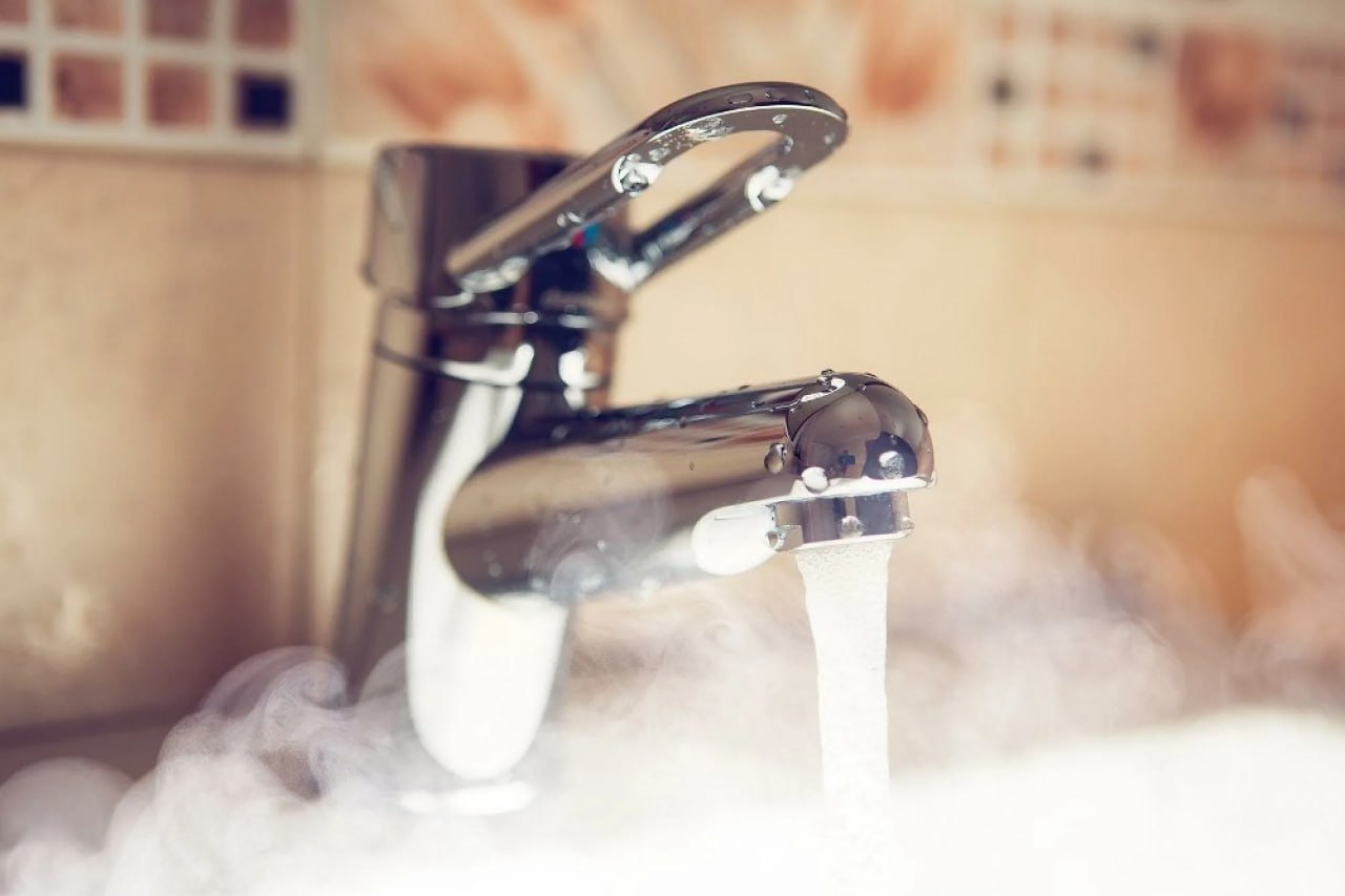 Горячая вода в Свердловском, Октябрьском и Железнодорожном районах скорее всего не появится раньше указанного срока Напомним, отключение в вышеуказанных районах прошло 23 июня. Люди очень надеялись получить горячую воду уже в понедельник, но этого не случилось. В чате telegram-канала СГК представитель компании заявил, что досрочное возвращение "не обещают", но и график не нарушают. Возвращение планируется 2 июля. "В течение 10 дней, установленных на проведение гидравлических испытаний, мы проводим проверку теплосетей, а все выявленные слабые места устраняем. При этом бригады работают без выходных. Контур ТЭЦ-2 большой и проверка занимает все 10 дней. Гидравлические испытания - это часть подготовки к зиме. Любое слабое место теплосетей-это риск в отопительный сезон остаться без тепла", - написал в чате представитель СГК. ______ Оставить обращение