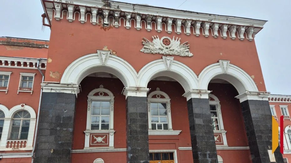 Дом офицеров в Воронеже отреставрирует московская фирма за 210 млн рублей Контракт заключили с ООО Культреставрация из Москвы Сдать объект необходимо до 30 сентября 2027 года В рамках первого этапа отреставрируют фасад крышу и чердак Второй этап ремонт внутри здания Проект должны разработать к февралю 2026 Подписывайтесь на канал РИА Воронеж в Max