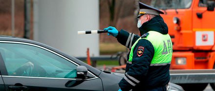 В Челябинской области сотрудника ГИБДД поймали на взятке.  В Челябинской области возбуждено уголовное дело против инспектора ГИБДД, которого обвиняют в получении взятки за формальное проведение техосмотра маршрутного микроавтобуса.  По данным Следственного комитета, с сентября 2021 года по февраль 2022 года госавтоинспектор получил значительную сумму за оформление диагностической карты с ложными сведениями, скрывающими реальные недостатки транспортного средства.  Преступление выявили сотрудники собственной безопасности регионального МВД и УФСБ России. В доме подозреваемого провели обыск, имущество арестовано. Решается вопрос об избрании меры пресечения. Также продолжается проверка других возможных эпизодов преступной деятельности.  Инспектор отстранен от службы, отдел собственной безопасности проводит внутреннюю проверку. Дело возбуждено по части 3 статьи 290 УК РФ  «Получение взятки за незаконные действия в значительном размере» .  ВЧК-ГПУ -