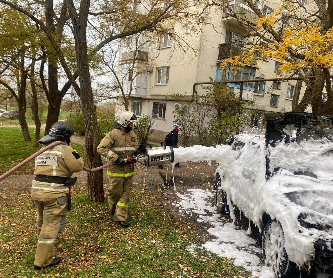 Машина загорелась под Феодосией.  При пожаре в пгт Приморский пострадала девушка, пытавшаяся потушить авто.  Ее передали с признаками отравления продуктами горения медикам. Возгорание было успешно ликвидировано.   Крым Оперативный