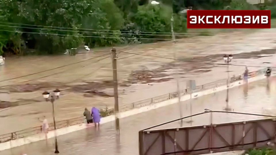 Вильфанд допустил потопы в Крыму и Ростовской области после наводнений в Туапсе Регион захлестнули мощные паводки.Научный руководитель Гидрометцентра РФ Роман Вильфанд в беседе с телеканалом «Звезда» рассказал о причинах наводнений в Краснодарском крае, которые уже привели к различным происшествиям. Также метеоролог предупредил, что аналогичная ситуация может сложиться в соседних Крыму и Ростовской области. «Вообще говоря, последние годы, последние десятилетия юг Европейской России стал поводочным во все сезоны года. Над югом Европейской России погода теплая, температура на 2-4 градуса выше нормы, но неустойчивая. И там идут интенсивные осадки. Причем ливневого характера, когда выпадает большое количество осадков за непродолжительный период. В связи с этими интенсивными осадками, которые выпадали за непродолж... Подробнее>>>