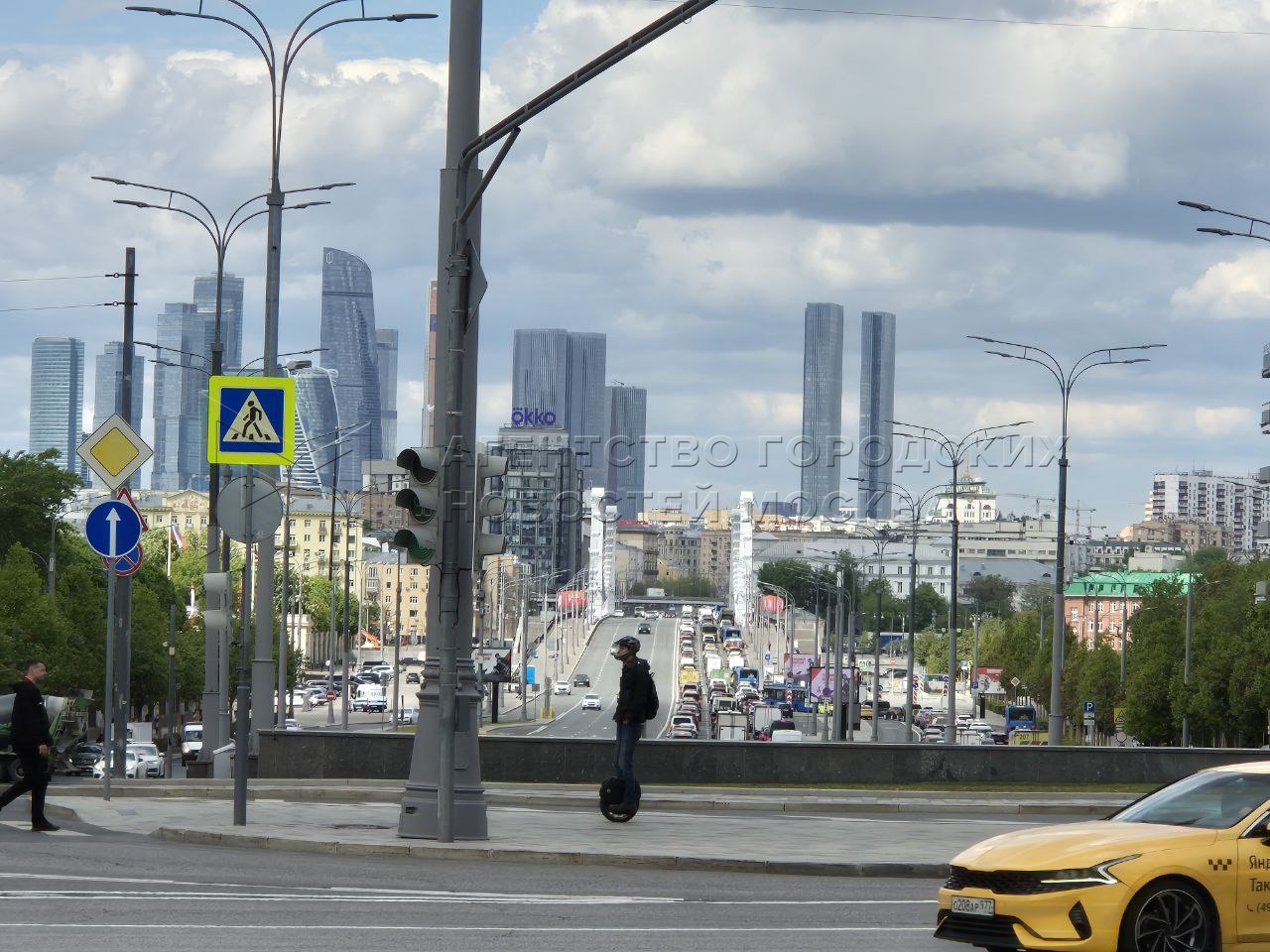 Движение транспорта начали постепенно открывать на Садовом кольце и других улицах, где ранее вводились ограничения в связи с репетицией парада Победы, передает корреспондент Агентства «Москва». «Москва»