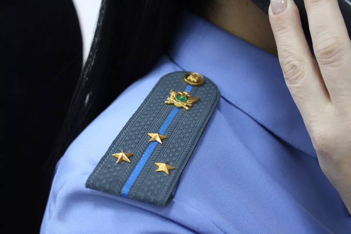 Сочинец погасил задолженность по алиментам в 2,5 млн рублей, чтобы не лишиться земли. Несмотря на статус самозанятого и эпизодические выплаты 3-8 тысяч рублей , он получил 20 часов обязательных работ за неисполнение обязательств. Мужчина пытался оспорить долг, но суд отказал. Пристав подал иск о взыскании задолженности через продажу земельного участка. Угроза потери имущества заставила должника погасить долг полностью. Кубанские Новости