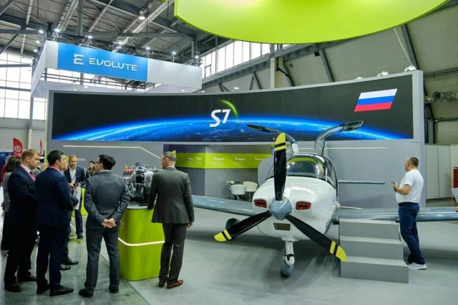 Новосибирская компания создала свой легкомоторный самолет На выставке «Иннопром-2025» компания Spectra Aircraft, входящая в группу S7, представила новый четырехместный легкомоторный самолет Tango. В этом году планируется завершить испытания и выпустить несколько самолётов. В 2026 году начнётся процесс сертификации. Если он будет успешным, серийное производство начнётся в конце 2026 — начале 2027 годов. Напомним, учебно-тренировочный самолет Tango — результат совместной разработки S7 Group и Сибирского научно-исследовательского института авиации СибНИА . Осенью 2024 года компания впервые продемонстрировала Tango на аэродроме в Московской области, где самолёт совершил тренировочный полет под управлением лётчика-испытателя, директора СибНИА Владимира Барсука. Подробнее читайте по ссылке INFOPRO54 Источник фото: S7