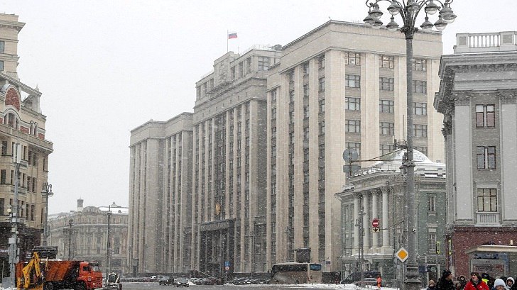 В Госдуме предложили исключить выходные из отпуска Депутаты Государственной думы от фракции ЛДПР предложили не включать в ежегодный оплачиваемый отпуск выходные дни В разговоре с РИА Новости председатель ЛДПР Леонид Слуцкий заявил что сотрудникам предоставляют 28 календарных дней отпуска но часть этого времени совпадает с обычными выходными которые положены по закону Обратная связь Подписаться Подписаться в Max