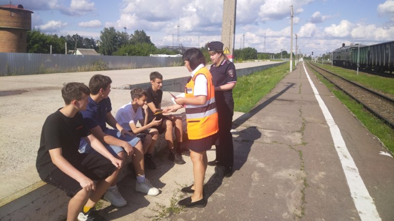 Транспортные полицейские провели рейды на железнодорожных станциях в Клинцах и Новозыбкове     Взрослым и детям напомнили о правилах поведения на объектах железнодорожного транспорта. ƃℾ   подписаться  прислать новость