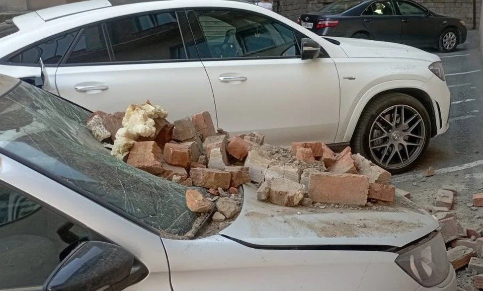 В Уфе на припаркованные  авто рухнула кирпичная стена.  На улице Кирова во время ремонта двухэтажного дома обрушился метровый фрагмент кирпичной кладки.   К счастью, обошлось без пострадавших. Но досталось Mercedes и Lada Granta.   Подписаться   Прислать новость