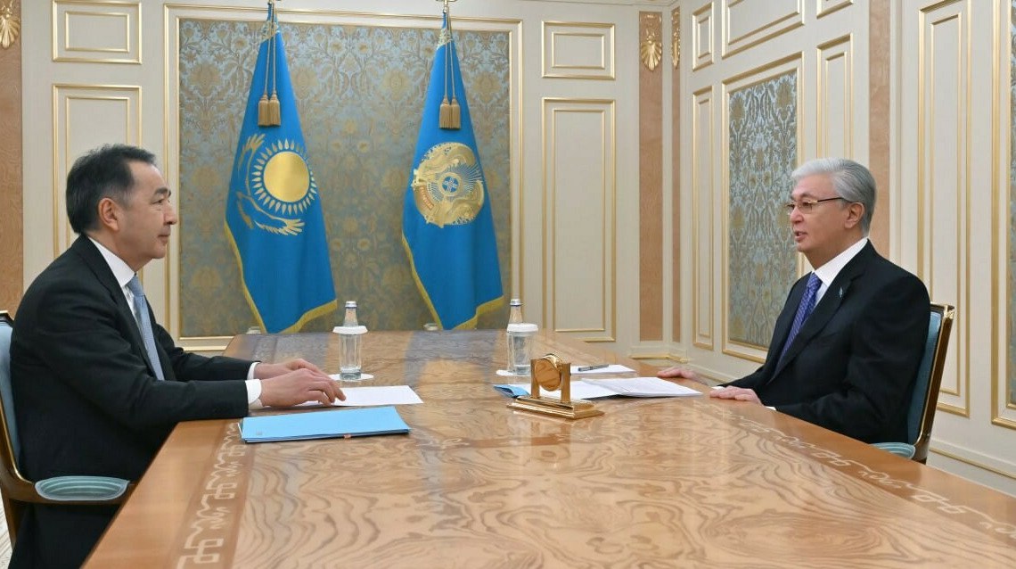 Токаев обсудил с Сагинтаевым развитие ЕАЭС и приоритеты Казахстана в 2026 году Президент Касым Жомарт Токаев встретился с председателем Коллегии Евразийской экономической комиссии Бакытжаном Сагинтаевым передает ArbatMedia Во время беседы стороны подробно рассмотрели текущее положение дел в рамках Евразийского экономического союза а также обсудили направления его дальнейшего укрепления и развития Обсуждение охватило ключевые аспекты экономического сотрудничества и взаимодействия между странами участницами ЕАЭС Отдельной темой стали приоритеты Казахстана в связи с предстоящим председательством в органах союза в 2026 году Президенту доложили о планах и задачах которые республика намерена продвигать в этот период Кроме того Бакытжан Сагинтаев проинформировал главу государства о подготовке к заседанию Высшего Евразийского экономического совета которое должно пройти 21 декабря в Санкт Петербурге Прислать новость