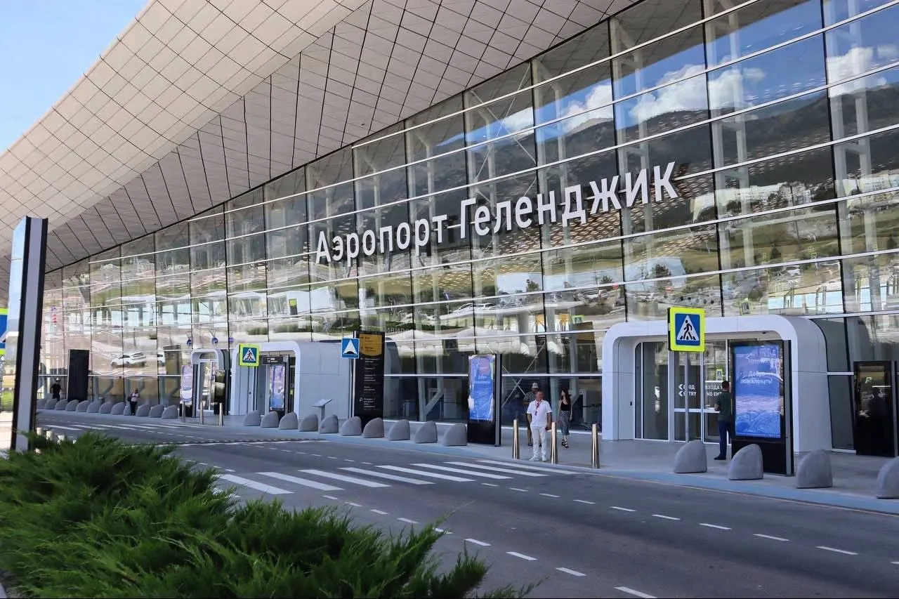 Аэропортам Краснодара Анапы Геленджика и других городов России выделили около 6 миллиардов рублей на компенсацию за ограничение полетов Как сообщили в пресс службе Правительства России средства были взяты из резервного фонда Их направят на то чтобы частично закрыть текущие расходы воздушных гаваней а также помочь с выплатой процентов по взятым кредитам и займам в период действия режима ограничения полетов Поддержку также получат аэропорты в Ростове на Дону Липецке Белгороде Брянске Курске Воронеже и Симферополе Компенсация рассчитана на вторую половину 2026 года В июле 2025 года на эти же цели было выделено более 6 миллиардов рублей до этого в общей сложности около 27 миллиардов Радио 104FМ Новая Россия Мы в МАХ