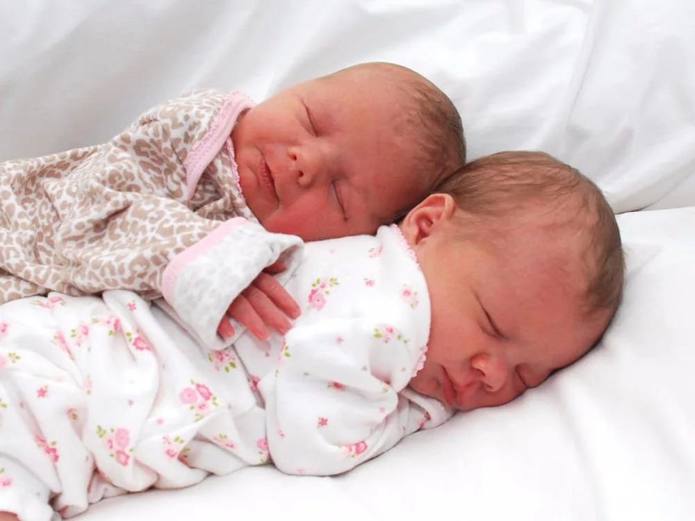 В ЛНР за неделю родились 114 малышей включая четыре двойни С 26 января по 1 февраля в Республике на свет появились 114 новорождённых 54 мальчика и 60 девочек Особенностью недели стало рождение сразу четырёх двоен сообщили в Минздраве ЛНР Минимальный вес младенца составил 950 граммов максимальный 4 4 килограмма   Telegram MAX Прислать новость