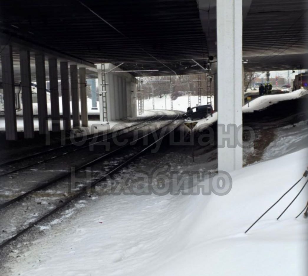 На МЦД 2 случился сбой В районе станции Трикотажная легковой Nissan съехал с дороги под мостом и вылетел на железнодорожные пути Движение в сторону области перекрыто сообщает АГН Москва Пассажиры говорят что затруднено движение на участке Красный Балтиец Павшино в сторону Нахабино электрички временно следуют по 2 пути Если вы сейчас находитесь на D2 и наблюдаете сбой то напишите нам news msk1 bot