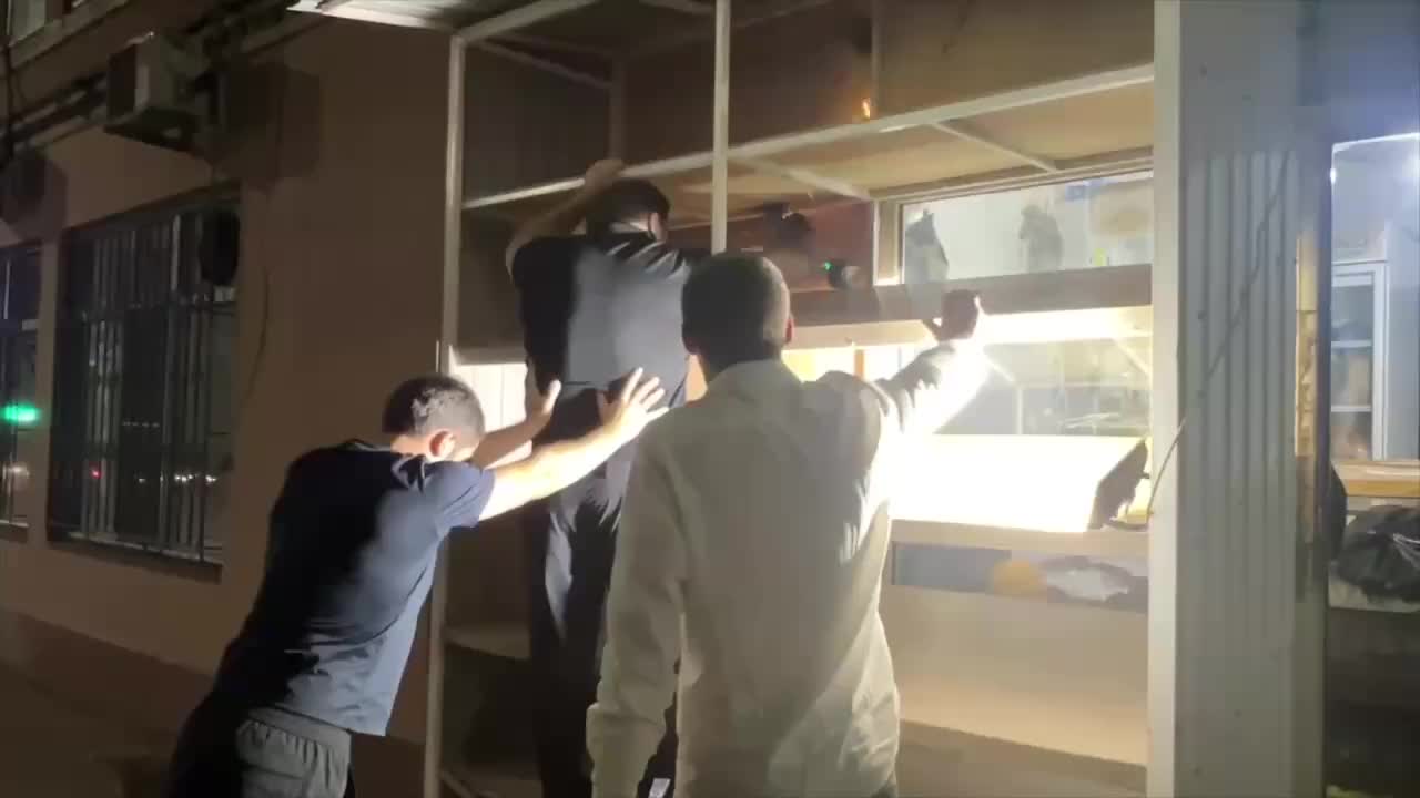 В Махачкале продолжается демонтаж нестационарных торговых объектов в парке 50-летия Октября