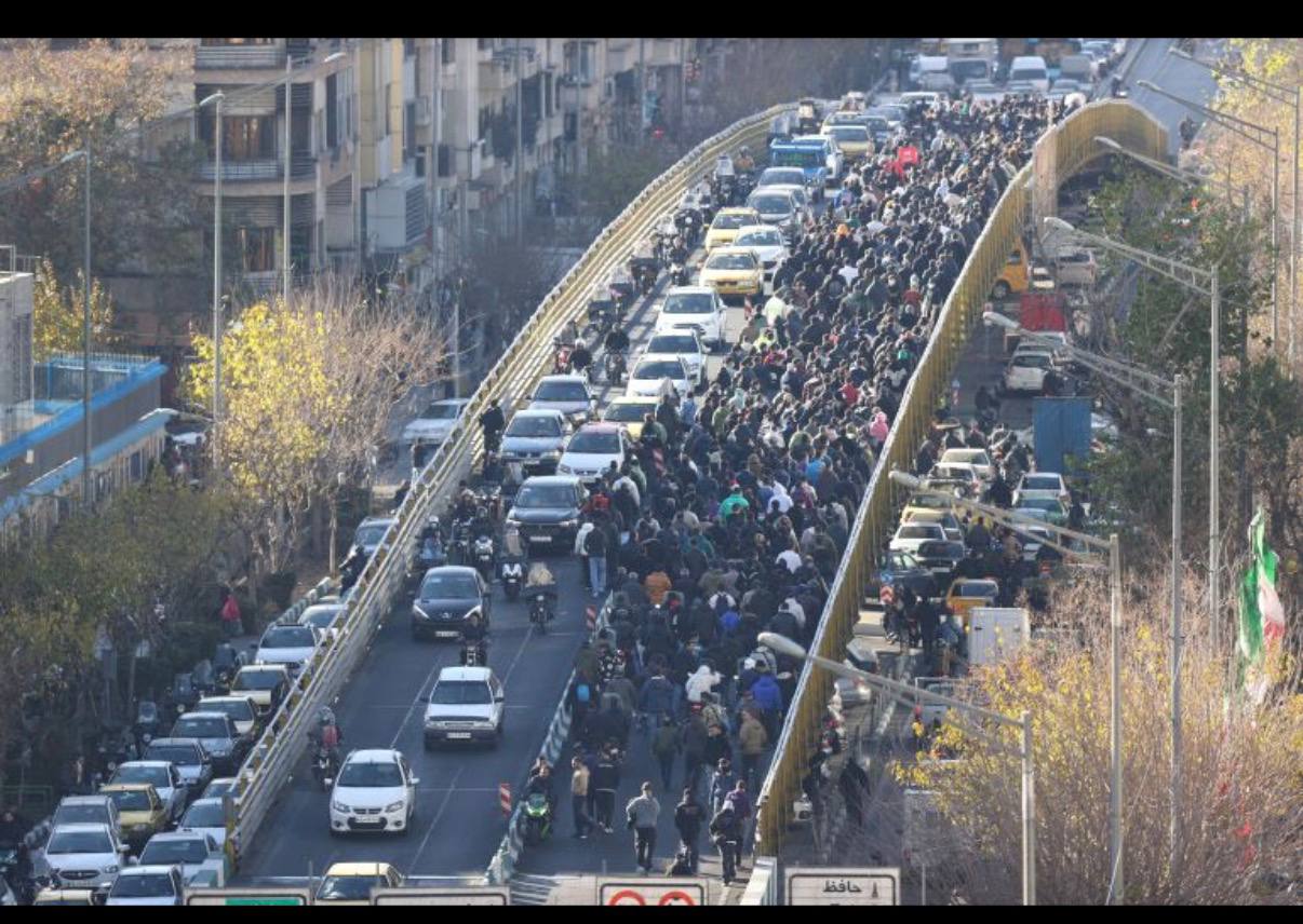 Иран кипит на огне протестов Режим аятолл полностью отключил иранскую IPv6 сеть от глобального интернета на фоне усиления протестов по всей стране Также отключена сотовая связь За 12 дней проестов убито 45 протестующих более 2000 арестовано Базары в Тегеране Исфахане и Мешхеде закрыты на забастовку Забастовки базаров исторически служат катализатором перемен в Иране В 1979 году забастовки торговцев парализовали экономику способствуя Исламской революции и свержению шаха Британский депутат и экс министр по вопросам безопасности Том Тугендхат заявил в Палате общин что по информации британских разведывательных источников российские грузовые самолёты приземляются в Тегеране и вывозят крупные партии золота из Ирана