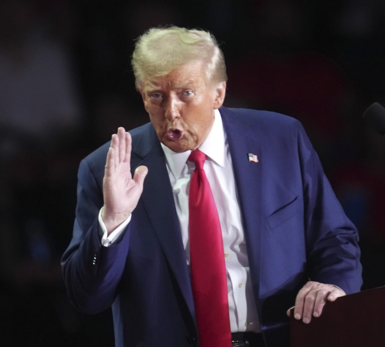 Трамп заявил, что Китай "полностью нарушил" торговое соглашение  "Пошлины, которые я ввел, фактически лишили его  Китай  возможности вести торговлю с США - крупнейшим рынком в мире", - написал Трамп в соцсетях.   Эти ограничения, считает Трамп, привели к якобы массовому закрытию фабрик и "гражданским беспорядкам" в КНР, а сделка с Пекином не дала кризису распространиться, передает РИА Новости.   "Из-за этой сделки всё быстро стабилизировалось, Китай вернулся к работе, и все были довольны. Но теперь Китай полностью нарушил соглашение", - заявил он.  По словам Трампа, "таков результат", когда "пытаешься быть "хорошим парнем".  Днем ранее суд в США назвал пошлины в отношении Китая незаконными.