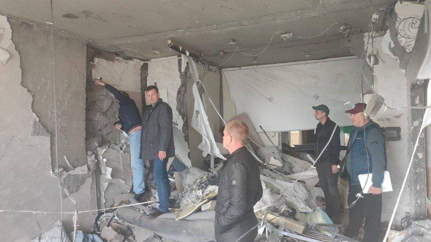 Восстанавливать поврёжденные дронами дома в Новороссийске начнут 1 июля  Ремонтные работы затронут поврежденные квартиры и общее имущество жилых домов на улице Суворовской, 71 и Мысхакском шоссе, 59В.  На восстановление отвели два месяца. Местные власти будут контролировать ход ремонта на каждом его этапе.