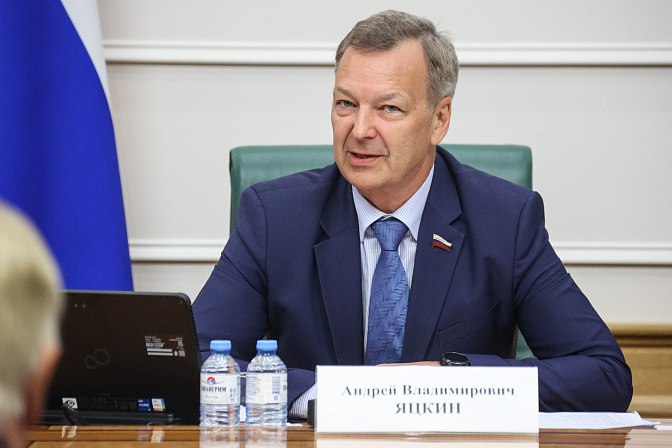 В начале 2026 года в Совете Федерации состоится пленарное заседание посвященное вопросам развития деревянного домостроения и переработки низкосортной древесины сообщил сегодня первый заместитель Председателя СФ РФ Андрей Яцкин на расширенном заседании Комитета СФ по аграрно продовольственной политике и природопользованию