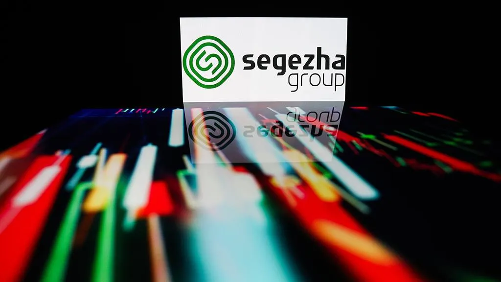 Segezha Group входит в АФК Система опубликовала отчёт по МСФО за 2025 й убыток за год вырос в 4 раза до 88 4 млрд рублей Смотрим детально Выручка упала на 12 до 89 2 млрд рублей а реальная EBITDA минус 45 5 млрд рублей Процентные расходы составили 25 5 млрд рублей а операционный денежный поток остался отрицательным на уровне 26 4 млрд На проценты по долгам компания тратит около трети всей выручки Чистый долг группы на 31 декабря 2025 года сократился на 55 до 67 млрд рублей по сравнению со 148 млрд годом ранее благодаря привлеченным средствам в ходе дополнительной эмиссии акций Операционный убыток в размере 50 6 млрд рублей в то время как годом ранее этот показатель составлял 4 2 млрд рублей Собственный капитал составил 0 3 млрд рублей из за накопленного убытка превышающего 123 млрд рублей Совокупный объем заемных средств составил более 70 млрд при этом краткосрочные обязательства превысили оборотные активы на 42 млрд Справочно Segezha Group один из крупнейших российских лесопромышленных холдингов с полным циклом лесозаготовки и переработки древесины Также компания предлагает комплексные решения от проектирования до возведения зданий