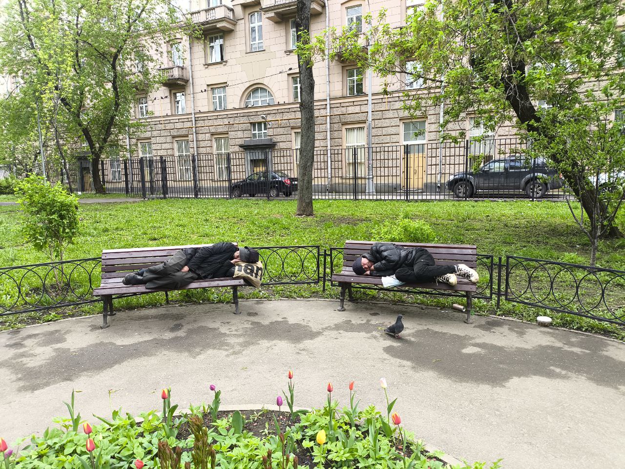 Вологодский губернатор обвинил алкомаркеты в «алкогольном терроризме». Они своей деятельностью способствуют «глубокой демографической деградации страны», считает Георгий Филимонов. «Распространение доступности алкоголя через алкомаркеты - не что иное, как содействие демографическому кризису, увеличению количества потребления и, как следствие, росту количества преступлений». Также губернатор сказал, что утверждать, будто бы россияне мало пьют - это «противоречить здравому смыслу и статистике». С марта в Вологодской области действуют ограничения на реализацию алкоголя по будням. Посмотреть репортаж об этом можно по ссылке.