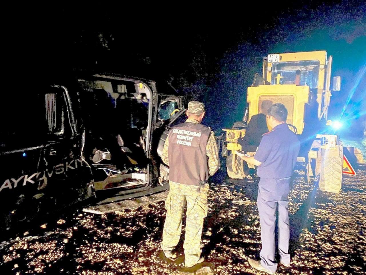 Восемь человек пострадали в ДТП с автобусом в Пермском крае  В салоне находились 12 несовершеннолетних воспитанников спортивной школы города Чайковского с сопровождающими.  Автобус врезался в грейдер на дороге в районе села Елово. Об этом сообщает региональное управление СКР. По данным ведомства, водитель не справился с управлением.  Среди пострадавших пятеро несовершеннолетних, их госпитализировали. Возбуждено уголовное дело о нарушении ПДД.    Фото: Telegram-канал «ЧП и ДТП   ПЕРМЬ И КРАЯ»    Подпишись на «Говорит Москва»