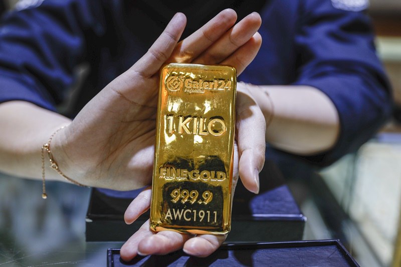В Газпромбанк Инвестициях допустили рост золота до 4300 до конца года Цены на золото до конца года могут достичь 4300 за унцию в случае эскалации геополитических конфликтов в мире и нарастания неопределенности вызванной усилением тарифных войн и санкций Такой прогноз дают аналитики сервиса Газпромбанк Инвестиции Золото раз за разом обновляет в 2025 году исторические максимумы Старший инвестиционный консультант Газпромбанк Инвестиций Юрий Азаргаев перечислил основные драйверы геополитическая напряженность по всему миру ослабление доллара высокий спрос на золото со стороны институциональных инвесторов и мировых центральных банков в особенности Китая и Индии Сценарий дальнейшего активного роста цен до 4300 до конца года реализуется в случае нарастания геополитических конфликтов в мире и продолжения усиления санкционного давления и торговых войн между странами считает Азаргаев Из за этого мировые ЦБ могут выйти на новый более высокий уровень покупок золота Также положительно на золоте может сказаться возможный экономический кризис в США который назревает уже достаточно давно пояснил Азаргаев Подробнее В Газпромбанк Инвестициях допустили рост золота до 4300 до конца года Подписаться на Сам ты инвестор