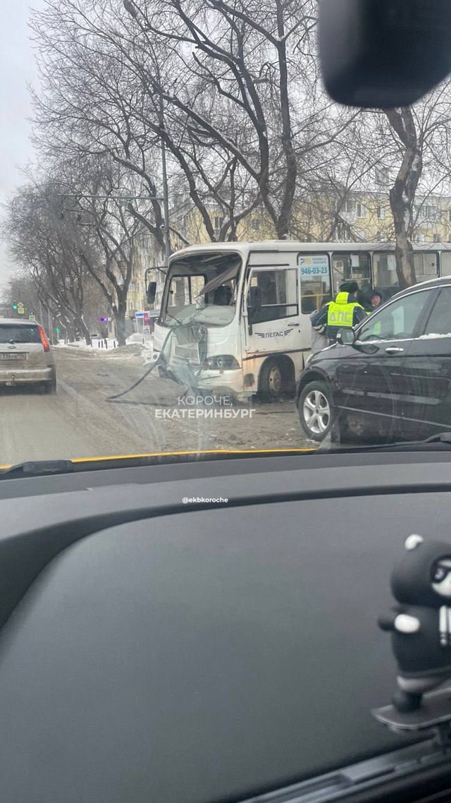 В Екатеринбурге пассажирский автобус попал в аварию. Есть пострадавшие.   ДТП случилось на Малышева. Автобус №70 вылетел с дороги. На месте работают госавтоинспекторы. Предварительно, четыре человека пострадали.  Обстоятельства аварии выясняются.   Подписаться   Новости Екатеринбурга